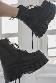 Black Mode, New Rock Boots, Look Grunge, Rock Boots, Funky Shoes, Nike Tennis, Girly Shoes