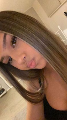 Blonde Highlights On Dark Brown Hair Straight, Balyage Short Hair Brunette With Money Piece, Blonde Streaks On Black Hair, Light Brown Highlights On Dark Brown Hair, Dark Brown Blonde Hair, Pretty Blonde Hair, Brown Straight Hair, Latina Hair, Baby Lights