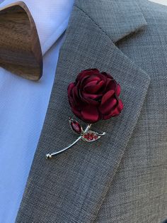 Green Wedding Boutonniere, Flower Groomsmen, Groomsmen Green, Wooden Bow Tie Wedding, Beige Suits Wedding, Rose Flower Red, Wedding Lapel, Lapel Pins Wedding, Diy Flores