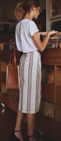 #summer #outfits White Tee + Striped Maxi Skirt + Black Pumps // Shop this outfit in the link Rock Outfit, Look Retro, Striped Maxi Skirts, Looks Street Style, Skirt Midi, Looks Style, Sleek Look