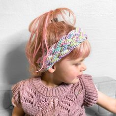 Learn how to crochet a chic, braided headband in a flash with this easy-to-follow tutorial! Perfect for beginners, this project doesn't require a lot of yarn, making it a great way to get crafty in a pinch. And with its stylish braid, this versatile headband can be worn all year-round. So grab your hooks and let's get knotty! 3 Sizes: Toddler, Teenager, Adult Level: Beginner Easy Crochet Headband, Ear Warmer Crochet Pattern, Ear Warmer Crochet, Easy Crochet Headbands, Bandeau Au Crochet, Kids Headband, Yarn Making, Kids Crochet Pattern, Headband Tutorial