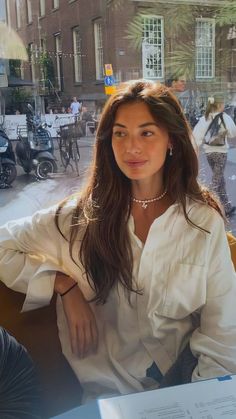 Scandinavian Street Style Women, Chill Sunday Aesthetic, Mid To Long Length Hair, Long Brunette Hair Aesthetic, Face Poses For Pictures Instagram, Classy Outfits 2023, Brunette Outfits Aesthetic, Celeb Coachella Outfits, Spring Haircuts 2023