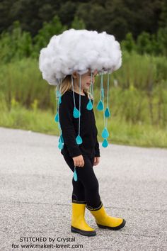 Make a quick & easy RAIN CLOUD COSTUME...for all ages! | via www.makeit-loveit.com Makeup Zombie, Halloween Costumes For Work, Crazy Hat Day, Diy Costumes Kids, Diy Halloween Costumes For Kids, Homemade Halloween Costumes, Diy Halloween Costumes Easy