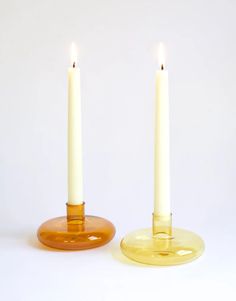 there are two candles that are next to each other in the same candle holder,