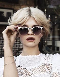 looks like white Rayban sunglasses... Ray Ban #rayban rayban brillen en zonnebrillen  http://www.optiekvanderlinden.be/ray_ban.html Pixie Geldof, Girl Lips, Mode Editorials, Clubmaster Sunglasses, Wearing Sunglasses, Vogue Uk, Looks Style, Look Cool, White Glass