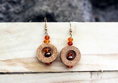 Handmade earrings, using cork caps embellished with stones and materials to make them even more original and sought after Cork Earrings, Handmade Earrings, Jewelry Earrings Dangle, Cork, Etsy Earrings, Dangle Drop Earrings, Dangle Earrings, Etsy Accessories, Jewelry Earrings