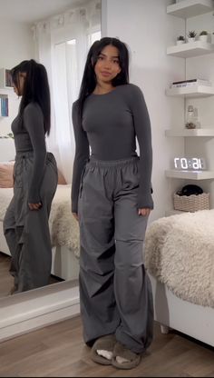 Grey Shirts Women Outfits, Grey Y2k Outfit, Cute Comfy Outfits Aesthetic, Dark Grey Long Sleeve Shirt Outfit, Grey Pants Outfit Black Women, Full Grey Outfit, Dark Grey Outfits For Women, Light Gray Sweatpants Outfit, Gray On Gray Outfit