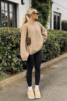 Oversized tan sweater, black leggings, mustard seed ugg tazz slippers, slicked back pony Leggings Outfit Winter, Stile Blair Waldorf, Adrette Outfits, Modele Fitness, Look Legging, Fest Outfits, Looks Pinterest, Black Leggings Outfit, Cozy Fall Outfits