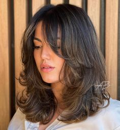 Feathery Front Layering Thick Hair Bob With Layers Thick Hair, Short Wavy Haircuts Middle Part, Haircut Ideas Medium Length Wavy, Middle Length Layered Haircut, Butterfly Cut Mid Length, Butterfly Cut Mid Length Hair, Middle Haircut For Women, Butterfly Cut Mid Length Wavy Hair, Mid Length Butterfly Haircut