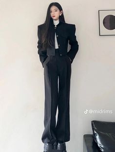 Bodyguard Outfit Female, Waitress Outfit Aesthetic, Korean Suits Women, Korean Work Outfit, Black Outfits Classy, Blazer And Wide Leg Pants, Elegant Pants, Celana Fashion, Casual Elegant Style