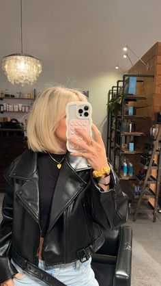 Effortlessly Achieve Viral Easy haircuts for women for Protective hairstyles for summer 💐 #haircolorideas #fallfashion #confidenceboost Hair Style, Woman Hair Style, Girl Hairstyle , Best hairtsyle Blonde Bob Outfits, Bob White Hair, Full Head Blonde Highlights Short Hair, Outfits For Blonde Hair, Blonde Bob With Highlights, Kemper Baugh, Blond Short Bob, Short Bob Blonde Hair, Bob Blonde Hair