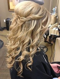 Pinned this for the coloring, not the hair style. Bouffant Twist with Tight Curls Country Wedding Hairstyles, Rustic Wedding Hairstyles, Cute Simple Hairstyles, Styles Ideas, Prom Hairstyles For Long Hair, Hair Done, Popular Haircuts, Wedding Hairstyles For Long Hair, Wedding Idea