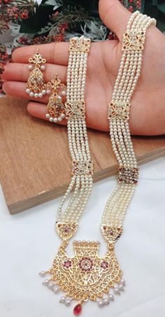 stunning mala set Imran Khan Wedding, Fashion Jewelry Necklaces Gold, Jewelry Necklaces Gold, Copper Jewellery, Aesthetic Letters, Chunky Earrings, Gold Jewelry Sets, Indian Jewelry Sets, Pakistani Bridal Dresses