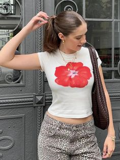 Vevesc Floral Print White Graphic Tees Casual Y2k Going Out Crop Tops Woman 2024 Summer Fashion T Shirt Stand out from the crowd with Vevesc Floral Print White Graphic Tees! Embrace the bold and adventurous spirit of the Y2K era with this casual, yet stylish crop top. Perfect for going out or as a fashion statement, this tee exudes confidence and risk-taking attitude. Don't miss out on this must-have for your summer wardrobe! Season: Spring/Summer Clothing Length: short（4-16inch） Decoration: none Elasticity: Medium Strecth Sleeve Style: regular Fabric Type: Knitted Material: COTTON Material: POLYESTER Pattern Type: Paisley Y2k Fitted Short Sleeve Tops, Fitted Y2k T-shirt For Summer, Fitted 90s Style Summer Tops, Y2k Short Sleeve Spring Tops, Y2k Short Sleeve Tops For Spring, Y2k Style Short Sleeve T-shirt For Summer, Y2k Style Summer T-shirt With Crew Neck, Y2k Style Short Sleeve Tops For Spring, Fitted Crew Neck Y2k Tops