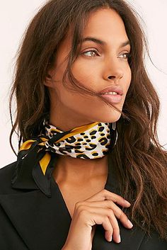 Neck Scarf Outfit, Silk Scarf Outfit, Leopard Print Accessories, Silk Scarf Style, Silk Neck Scarf, Hair Scarf Styles