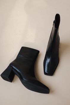 Vagabond Hedda mid-high boots in black have a retro aesthetic to it with its curved block heels and flat square toes. The upper is crafted from smooth black leather featuring a squared-toe finish and angled high heels. Zipped inside for easy wear and removal. Heel height: 70 mm, shaft height: 209 mm, shaft width: 247 mm. Leather upper. Tencel lining. Goat leather inner sole. TPU outsole. The insole is made from chrome-free tanned leather. 5002-001-20 PIPE AND ROW Going Out Shoes Winter, Leather Square Toe Boots, Black Boots Fall 2023, Chic Black Boots, Black Leather Heeled Boots, Angle Boots Outfit, Vagabond Hedda Boots Outfit, Sleek Black Boots, Black Low Heel Boots