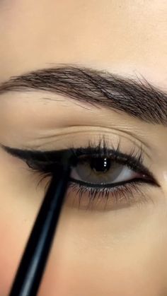 Dark Eyeliner Makeup, Dark Eyeliner, Beginners Eye Makeup, Eye Makeup Techniques, Makeup Tutorial Eyeliner, Makeup Artist Tips, Makeup Help, Eye Makeup Pictures