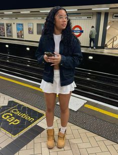 Instagram Outfit Poses, Pink Teddy Bear Dunks Outfit, Black Tims Outfits Woman, Black Timbs Outfits Women, Vans Outfit Black Women, Winter Fits Black Women, Fall Fits Black Women, Tims Outfits Woman, Outfits With Brown Boots