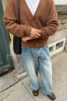 Brown Streetwear Outfit, Casual Cardigan Outfits, Winter Streetwear Men, Tan Cardigan Outfit, Mens Cardigan Outfit, Brown Cardigan Outfit, Cable Knit Sweater Outfit, Knit Cardigan Outfit, Brown Cable Knit Sweater