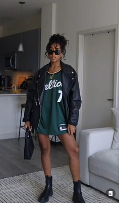 Street Style Night Out Outfit, Fall Club Fits, Boxing Event Outfit Ideas Women, Night Out Outfit Clubwear With Sneakers, Clippers Game Outfit Women, Streetwear Fashion Women Going Out, Nba Women Outfit, Watching Basketball Game Outfit For Women, Kanye Concert Outfit