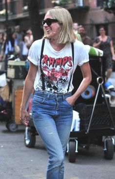 She gets it right. Chloe Sevigny Style, Grunge Shirt, Chloe Sevigny, Diy Vetement, Formal Casual, Autumn Street Style, Celebrity Street Style, Rock Shirts