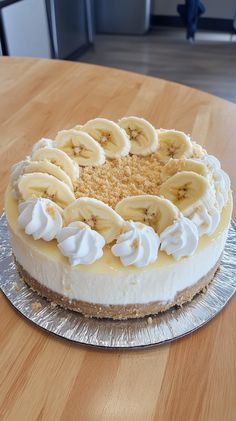 Ingredients: 🍌🧁   For the crust:   - 1 ½ cups crushed vanilla wafers   - ½ cup melted butter    For the filling:   - 3 packs (8 oz each) cream cheese (softened)   - ¾ cup granulated sugar   - 3 large eggs   - 1 cup mashed bananas   - ½ cup sour cream    For the topping:   - Sliced bananas   - Whipped cream   - Crushed vanilla wafers