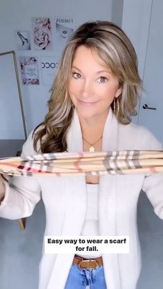 Scarf trick ❤️ @lifeandstylej | Instagram Scarves Styling, Clothes Tricks, 2022 Scarf, Scarf Wearing Styles, Ways To Tie Scarves, Wear A Scarf, Diy Fashion Scarf, Stylish Outfits For Women Over 50, Ways To Wear A Scarf