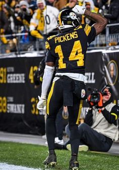 the football player is celebrating his team's victory over the other team on the field