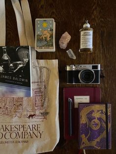 Autumn Vibes Perfume, Pretty Tarot Cards, Shakespeare And Company Tote Bag, Bag Essentials Aesthetic, Fall Girl Aesthetic, Tote Bag Essentials, Film Camera Aesthetic, Pretty Notebooks, Bag Tour