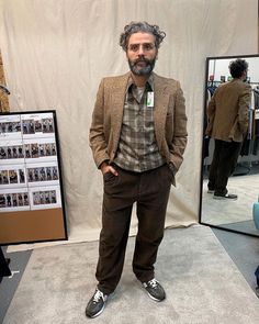 Oscar Isaac wearing New Balance on metcha’s IG Scenes From A Marriage, Salt And Pepper Hair, Oscar Isaac, Mens Outfit Inspiration, Margaret Howell, A Man, Style Me, Outfit Inspirations, Street Style