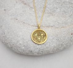 Real 14k Solid Gold Dandelion Necklace, Personalized Dandelion Pendant, Delicate Dandelion Charm, Minimalist Disc Jewelry, Dandelion Flower 14 Material of pendant: Solid gold 14k ♣ Metal Stamp: 14k ♣The pendant is available in 3 sizes: 12.7 / 0,50 inches ( Diameter ) 15.2 mm / 0,60 inches ( Diameter ) 19,1 mm / 0,75 inches ( Diameter ) ( In the photos the size of the pendant is 15mm / 0.55 inches Diameter ) ♣ Material of chain: Solid gold 14k  Chain Length: ♥40 cm / 15,75 inches ( Length ) ♥45 c Nature-inspired Yellow Gold Round Pendant Jewelry, Yellow Gold Jewelry With Pressed Flower Pendant, Gold Botanical Flower Pendant Jewelry, Dandelion Jewelry, Disc Jewelry, Pendant Delicate, Dandelion Necklace, Dandelion Flower, Necklace Personalized