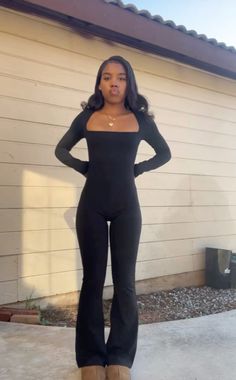 Flared Bodysuit Outfit, Black Flare Leggings Outfit Summer, Outfits With Black Flare Leggings, Flared Black Pants Outfit, Black Flare Leggings Outfit Winter, Jumpsuit Outfit Black Women, Flare Leggings Outfit, Leggings Outfit Ideas, Leggings Outfits