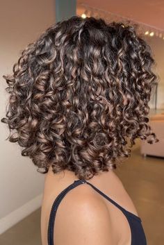 Curly Hair Color 2023 Trends, Fine 3b Curly Haircut, Short Curly Haircuts With Highlights, Curly 3a Haircut, Medium Length Curly Brown Hair With Highlights, Curly Hair Trends 2023, Chocolate Highlights On Dark Hair Curly, Short Brown Curly Hair With Highlights, Short Curly Hair 2023