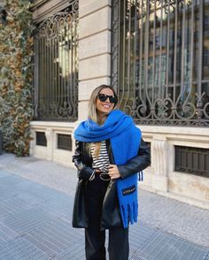 Royal Blue Scarf Outfit, Cashmere Scarf Outfit, Green Scarf Outfit, Blue Scarf Outfit, Argentina Fashion, Scarf Outfit Winter, Scarf Fits, Fall Video