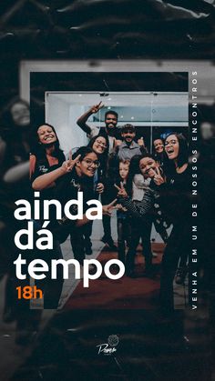 a group of people standing together in front of a mirror with the words ahnda da tempo on it