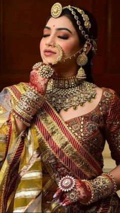 Royal Bridal Look Indian Rajasthani, Rajwadi Makeup Look, Rajwadi Bridal Jewellery, Royal Makeup Looks Indian, Royal Bridal Looks Indian Brides, Rajwadi Bridal Look, Rajwadi Lehenga Bridal, Rajwadi Bride, Royal Bridal Look Indian