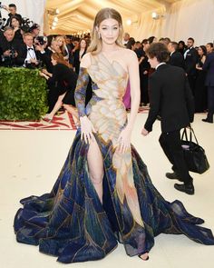 Red Carpet Dresses Gowns, Red Carpet Dresses Best, Gala Gowns, Met Gala Outfits, Versace Gown, Gala Gown, Met Gala Dresses, Gala Outfit, Met Gala Red Carpet