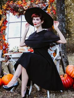 Black Dress For Halloween, Dress With Cloak, Rework Clothes, Witchy Outfits, Vintage Fashion 1950s, Superhero Cosplay, Halloween Costume Party, Fancy Hats, Gothic Dress