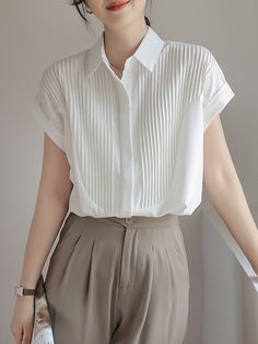 White Short Sleeve Office Shirt, White Relaxed Fit Office Tops, White Relaxed Fit Top For Office, Asian Minimalist Fashion, Pleated Shirt Outfit, Pleated Top Outfit, Fashion Tops Blouse Style, Pleats Shirt, Professional Blouses