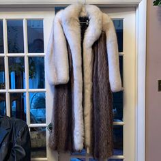 Very Good Condition Due To Spot On Bottom Left Front Where Some Fur Seems To Be Missing. Otherwise Excellent Condition. Vintage Circa Late 80s/Early 90s. Coats Vintage, Late 80s, Fox Fur Coat, Early 90s, Fox Fur, Spot On, Fur Coat, Full Length, Fox