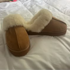 Fluffy Brown Slippers Never Worn Fluffy Slippers Outfit, Slippers Aesthetic, Aesthetic Slippers, Slipper Shoes Women, Slippers Outfit, Brown Slippers, Fluffy Shoes, Brown House, Brown Accessories