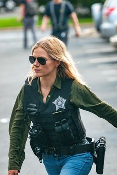 On a mission: TracySpiridakos Hailey Upton, Chicago Crossover, Detective Outfit, Marina Squerciati, Tracy Spiridakos, Female Police Officers, Detective Aesthetic, Chicago Shows, Police Detective