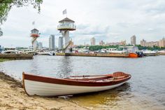 a small boat sitting on top of a sandy beach