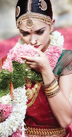 tamil bride Tamilian Bride, Tamil Weddings, Foto India, Traditional Gold Jewellery, Tamil Bride, Wedding Bride Jewelry, Indian Brides, Indian Bridal Wear