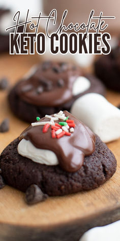 Close up shot of keto chocolate cookies topped with sugar-free marshmallows and chocolate glaze. Keto Hot Chocolate Cookies, Desserts With Marshmallows, Keri Recipes, Keto Chocolate Cookies, Desserts Board, Hot Chocolate Cookie Recipes, Gooey Desserts, Keto Hot Chocolate, Lupin Flour