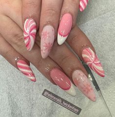 Christmas Alomd Nails, Christmas Pink Nails Almond, Pastel Xmas Nails, Pink Xmas Nails Almond, Pink Nails Holiday, Cozy Christmas Nails, Cute Preppy Christmas Nails, Pink Red And White Christmas Nails, Christmas Nail Inspo Acrylic Almond