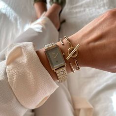 Trendy Watches Women Fashion, Trendy Watches Women, American Outfit Ideas, Luxurious Watch, Jewelry Stack, Dope Jewelry, Classy Jewelry, Stacked Jewelry, Women Watches