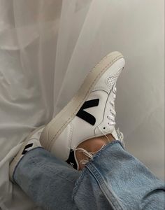 Veja Sneakers High Top, Veja Sneakers Outfit Women Dress, Everyday White Sneakers, Old Money Sneakers Woman, Veja Sneakers Outfit Women, Old Money Sneakers