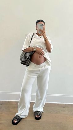 Cute Outfits Pregnant, Pregnant Outfits Work Casual, Black Women Maternity Outfits, Kim Kardashian Pregnant Style, Maternity Chic Outfits, Kylie Pregnancy Outfits, Pregnant Gym Outfits, Labor And Delivery Outfit Mom, Cool Pregnant Outfits