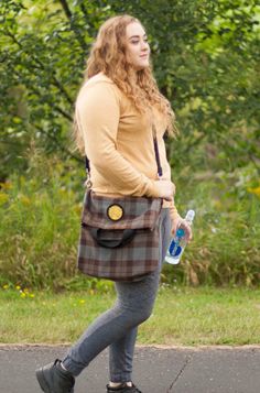 Kilt Fashion: OUTLANDER Tartan Messenger-Style Tote Bag Premium Wool Tartan. #outlander #outlanderstarz #outlanderseries #outlanderseason4 #celtic Outlander Tartan, Kilt Fashion, Outlander Style, Campbell Tartan, Great Kilt, Thistle Design, Tartan Kilt, Tartan Fabric, Sony Pictures